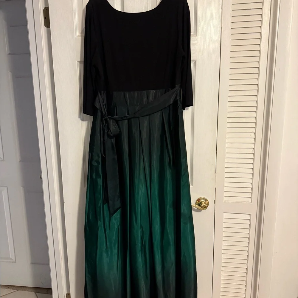 Chic Black and Green Long Sleeve Dress - Picture 2 of 7